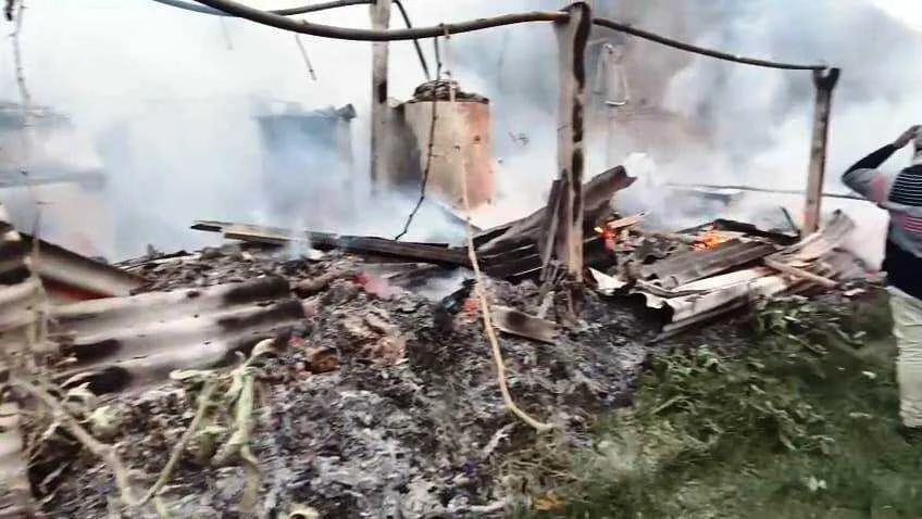 बेगूसराय में आग का तांडव: छौड़ाही में एक दर्जन घर जलकर राख, 25 लाख से अधिक की संपत्ति का नुकसान 2
