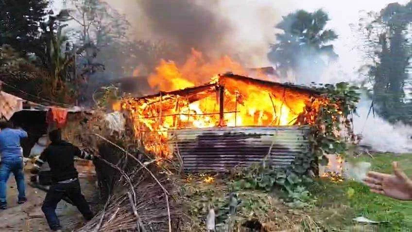 बेगूसराय में आग का तांडव: छौड़ाही में एक दर्जन घर जलकर राख, 25 लाख से अधिक की संपत्ति का नुकसान 3