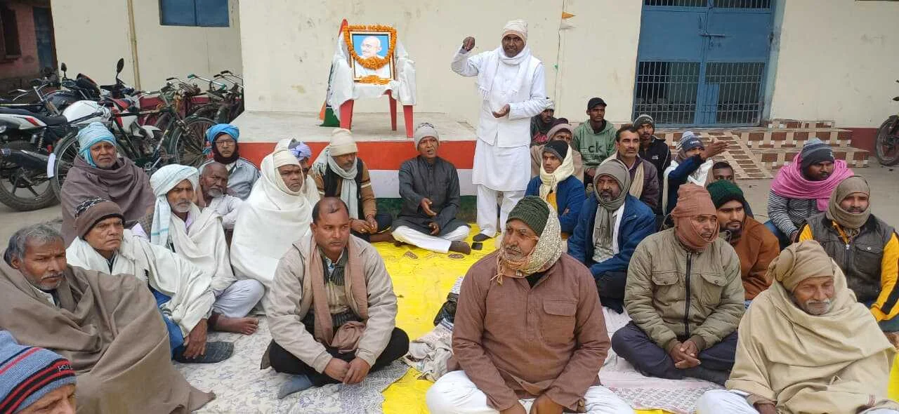 "गांधी की पहचान मिटाना बर्दाश्त नहीं": नाम बदलने की राजनीति के खिलाफ बछवाड़ा में कांग्रेसी का सत्याग्रह धरना 2