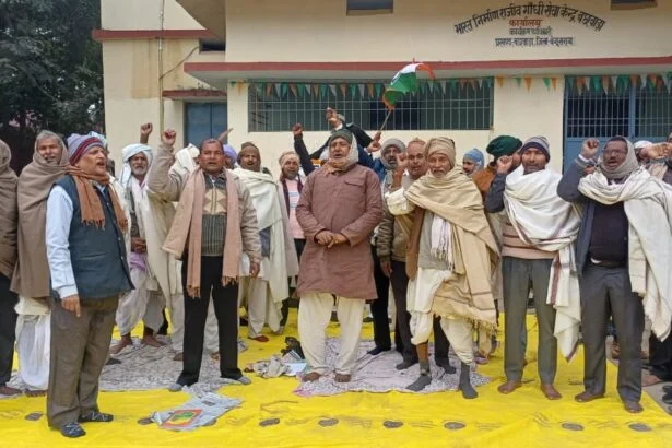 "गांधी की पहचान मिटाना बर्दाश्त नहीं": नाम बदलने की राजनीति के खिलाफ बछवाड़ा में कांग्रेसी का सत्याग्रह धरना 3