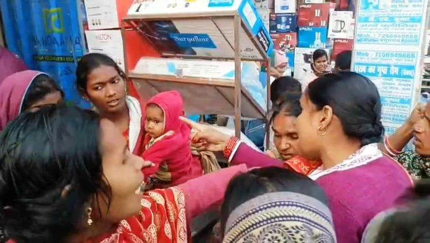 बेगूसराय में हाई वोल्टेज ड्रामा: महिला चोरों के गिरोह ने दिनदहाड़े महिला को घेरा, रंगेहाथ पकड़ी गई तो भीड़ ने सिखाया सबक 3