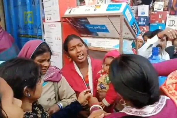 बेगूसराय में हाई वोल्टेज ड्रामा: महिला चोरों के गिरोह ने दिनदहाड़े महिला को घेरा, रंगेहाथ पकड़ी गई तो भीड़ ने सिखाया सबक 9