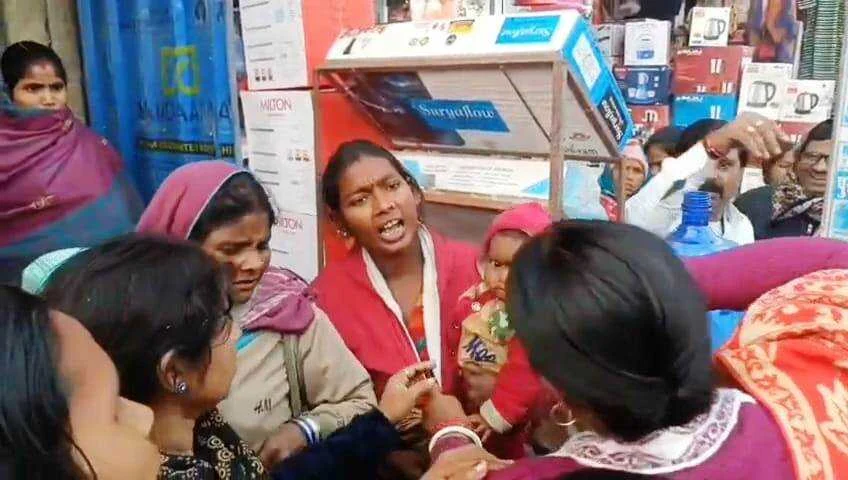 बेगूसराय में हाई वोल्टेज ड्रामा: महिला चोरों के गिरोह ने दिनदहाड़े महिला को घेरा, रंगेहाथ पकड़ी गई तो भीड़ ने सिखाया सबक 10
