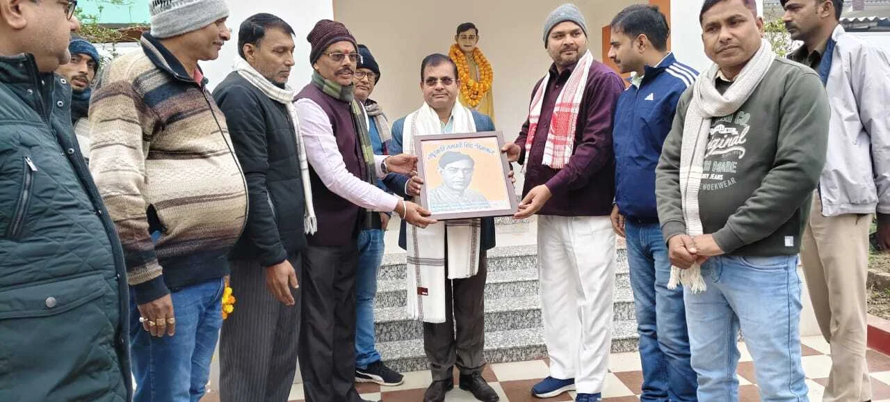 सिमरिया पहुंचे डीएम श्रीकांत शास्त्री: राष्ट्रकवि दिनकर के आवास और पुस्तकालय का लिया जायजा, धरोहरों को सहेजने पर दिया जोर 2