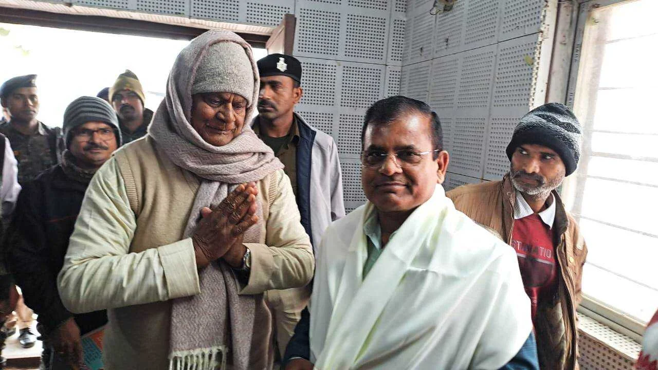 सिमरिया पहुंचे डीएम श्रीकांत शास्त्री: राष्ट्रकवि दिनकर के आवास और पुस्तकालय का लिया जायजा, धरोहरों को सहेजने पर दिया जोर 3