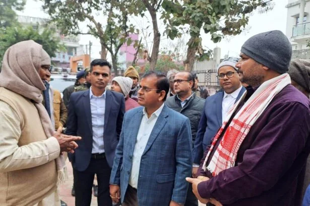 सिमरिया पहुंचे डीएम श्रीकांत शास्त्री: राष्ट्रकवि दिनकर के आवास और पुस्तकालय का लिया जायजा, धरोहरों को सहेजने पर दिया जोर 1