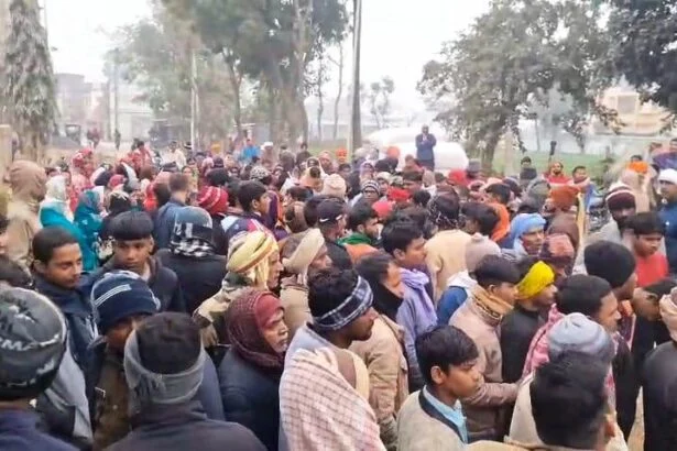 बेगूसराय में प्रशासनिक लापरवाही की बलि चढ़ा मासूम: कोचिंग जा रहे छात्र को बालू लदे ट्रैक्टर ने कुचला, मौके पर ही मौत 3