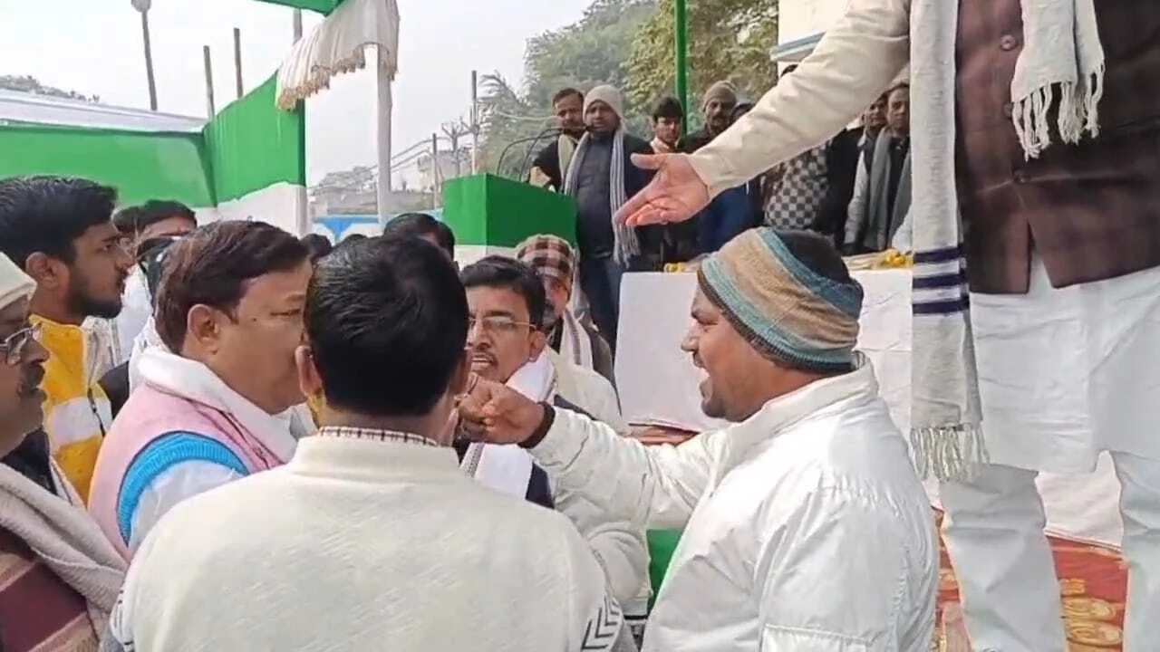 नालंदा: एनडीए जीत के जश्न में विवाद, जदयू कार्यकर्ताओं में जमकर धक्का-मुक्की” सम्मान समारोह बना अखाड़ा 15