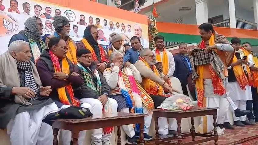 तेघड़ा में भाजपा का शक्ति प्रदर्शन: विधायक रजनीश कुमार ने किया कार्यकर्ताओं का अभिनंदन, गिरिराज सिंह और विधानसभा अध्यक्ष हुए शामिल 2