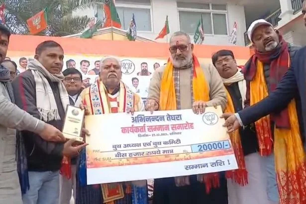 तेघड़ा में भाजपा का शक्ति प्रदर्शन: विधायक रजनीश कुमार ने किया कार्यकर्ताओं का अभिनंदन, गिरिराज सिंह और विधानसभा अध्यक्ष हुए शामिल 1