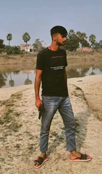 समस्तीपुर: हाथों में हथियार, दिल में 'खाकी' का खौफ नहीं; तीन युवकों की तस्वीर सोशल मीडिया पर वायरल 2