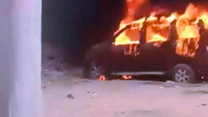 नालंदा: सड़क किनारे खड़ी जाइलो कार में लगी अचानक आग, धू धू कर जली पूरी कार, अग्निशमन ने आग पर पाया काबू 3