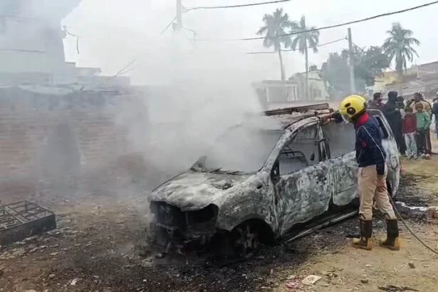 नालंदा: सड़क किनारे खड़ी जाइलो कार में लगी अचानक आग, धू धू कर जली पूरी कार, अग्निशमन ने आग पर पाया काबू 1