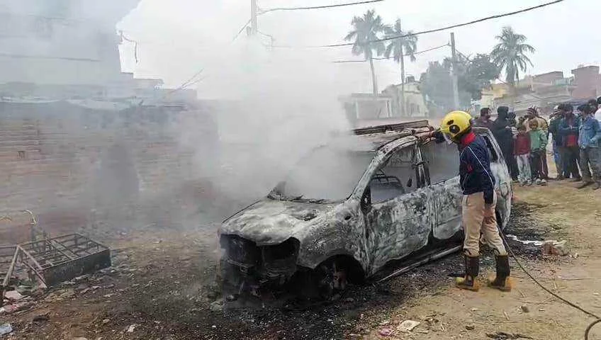 नालंदा: सड़क किनारे खड़ी जाइलो कार में लगी अचानक आग, धू धू कर जली पूरी कार, अग्निशमन ने आग पर पाया काबू 1