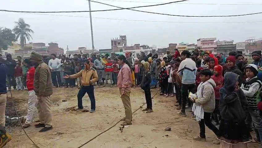 नालंदा: सड़क किनारे खड़ी जाइलो कार में लगी अचानक आग, धू धू कर जली पूरी कार, अग्निशमन ने आग पर पाया काबू 2