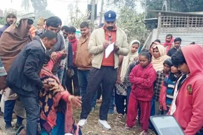 वीरपुर में सनसनी: बिना पोस्टमार्टम किशोर का शव ले जा रही पुलिस को देख मची अफरा-तफरी, परिजनों का रो-रोकर बुरा हाल 30