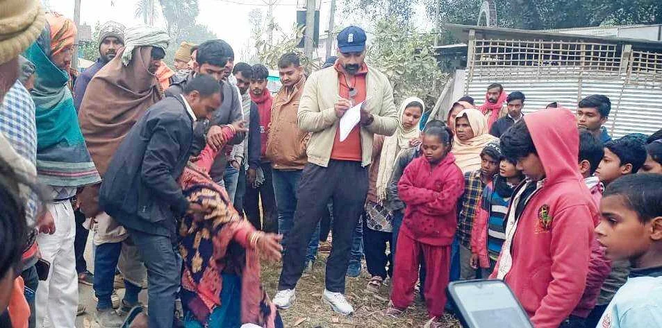 वीरपुर में सनसनी: बिना पोस्टमार्टम किशोर का शव ले जा रही पुलिस को देख मची अफरा-तफरी, परिजनों का रो-रोकर बुरा हाल 7