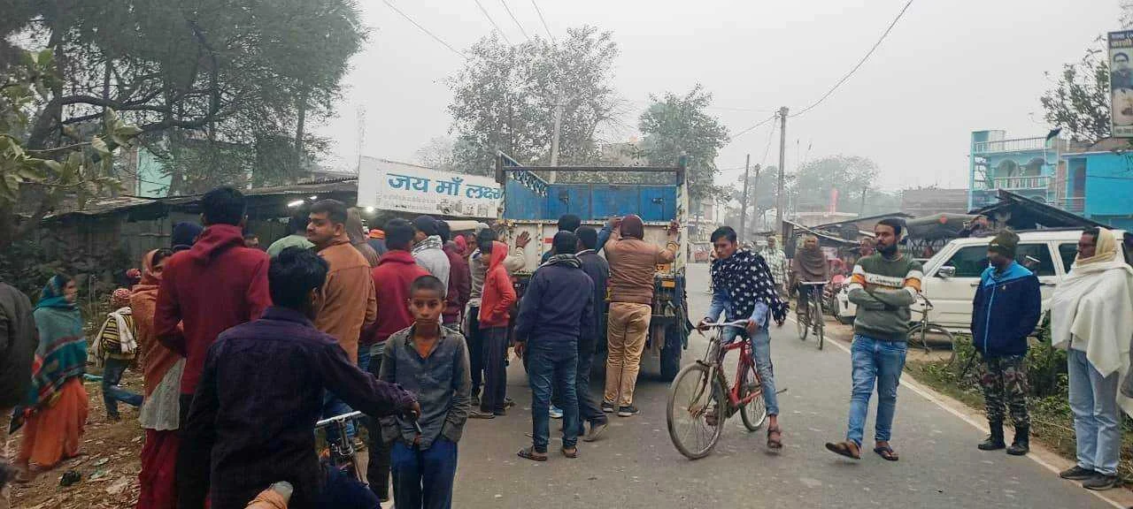 वीरपुर में सनसनी: बिना पोस्टमार्टम किशोर का शव ले जा रही पुलिस को देख मची अफरा-तफरी, परिजनों का रो-रोकर बुरा हाल 3