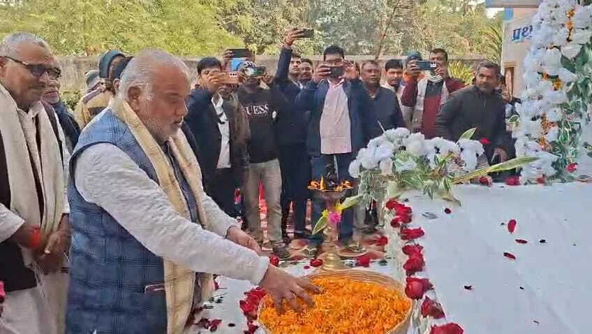 नालंदा पहुंचे मंत्री श्रवण मंत्री कुमार,पूर्व मुखिया रत्नेश कुमार के पुण्यतिथि कार्यक्रम में बोले 2005 के बाद बदला बिहार, नीतीश कुमार का विकास मॉडल देश के लिए मिसाल 9