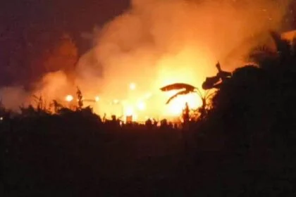 समस्तीपुर: वारिसनगर में अनाज और खाद के गोदाम में लगी भीषण आग, लाखों का सामान जलकर राख 20