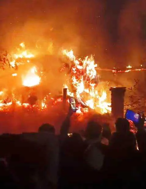 समस्तीपुर: वारिसनगर में अनाज और खाद के गोदाम में लगी भीषण आग, लाखों का सामान जलकर राख 2