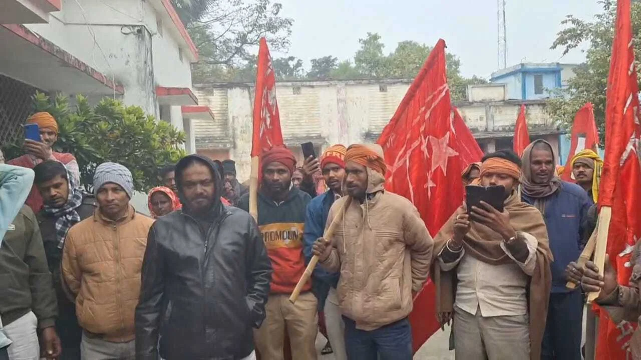 समस्तीपुर: उजियारपुर में भाकपा-माले का आमरण-अनशन 5वें दिन भी जारी, अनशनकारियों की हालत बिगड़ी, अधिकारियों का निकाला 'अर्थी जुलूस' 2