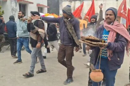 समस्तीपुर: उजियारपुर में भाकपा-माले का आमरण-अनशन 5वें दिन भी जारी, अनशनकारियों की हालत बिगड़ी, अधिकारियों का निकाला 'अर्थी जुलूस' 4