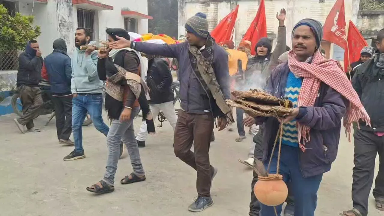 समस्तीपुर: उजियारपुर में भाकपा-माले का आमरण-अनशन 5वें दिन भी जारी, अनशनकारियों की हालत बिगड़ी, अधिकारियों का निकाला 'अर्थी जुलूस' 5