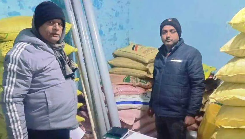 समस्तीपुर: चंद्रपुर में खाद के अवैध भंडार पर छापेमारी, बिना लाइसेंस दुकान चलाने वाले पर FIR 2