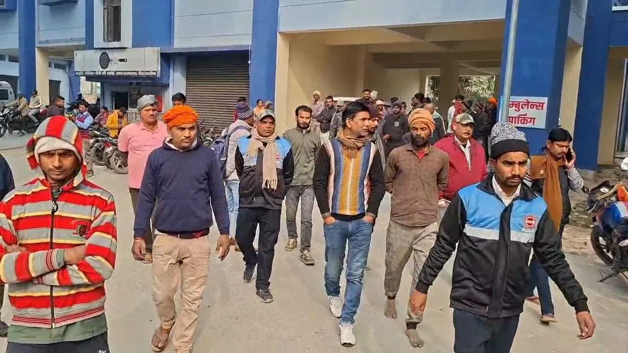 नालंदा: डम्फर ने मोटरसाइकिल सवार दो युवको को रौदा, दोनों युवको की हुई मौके पर मौत,डम्फर को पुलिस ने किया जब्त 2