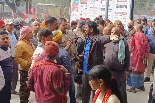 नालंदा: डम्फर ने मोटरसाइकिल सवार दो युवको को रौदा, दोनों युवको की हुई मौके पर मौत,डम्फर को पुलिस ने किया जब्त 5