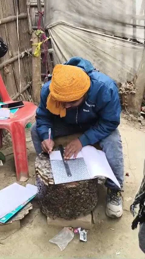 समस्तीपुर: बूढ़ी गंडक किनारे सट्टेबाजी का 'खुला खेल', झोपड़ी में सज रही जुए की महफिल, सोशल मीडिया पर वायरल हुआ सट्टे का वीडियो 2