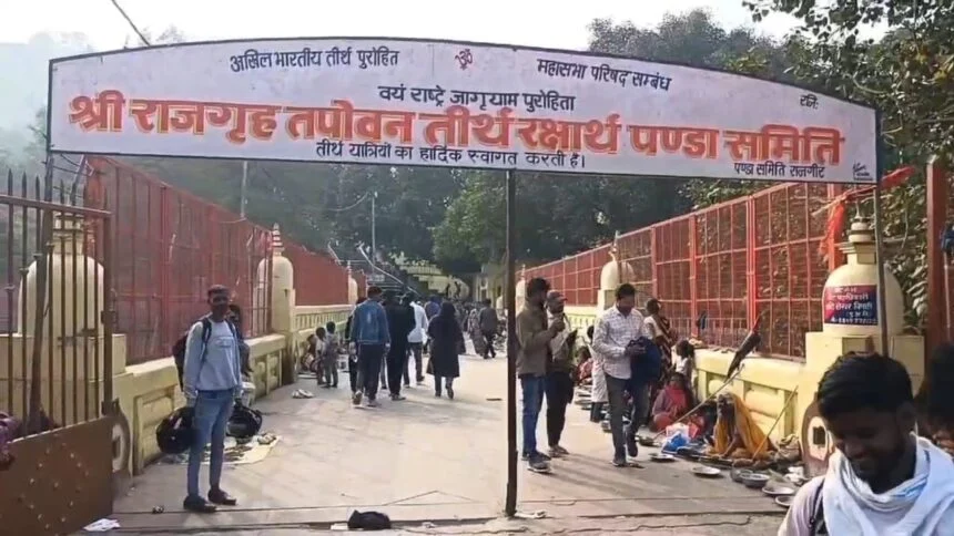 पर्यटन स्थल राजगीर में नव वर्ष को लेकर पर्यटकों की उमड़ी भीड़, पर्यटक रोप वे, घोड़ा- कटोरा समेत अन्य पर्यटन स्थल पर पहुंच कर राजगीर की वादियां का ले रहे आनंद 1