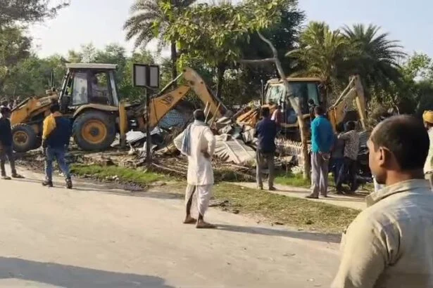 समस्तीपुर: अतिक्रमण हटाने गई पुलिस पर पथराव और आगजनी, 280 घर ध्वस्त, 13 एकड़ जमीन कराई गई मुक्त 1