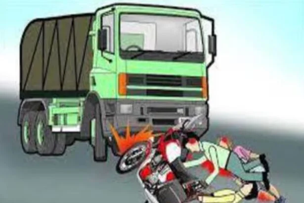 भगवानपुर-पिपरा पथ पर भीषण सड़क हादसा: ट्रक की चपेट में आए बाइक सवार दो युवक, हालत गंभीर 3