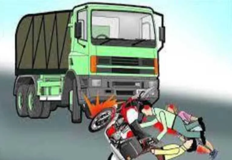 भगवानपुर-पिपरा पथ पर भीषण सड़क हादसा: ट्रक की चपेट में आए बाइक सवार दो युवक, हालत गंभीर 3