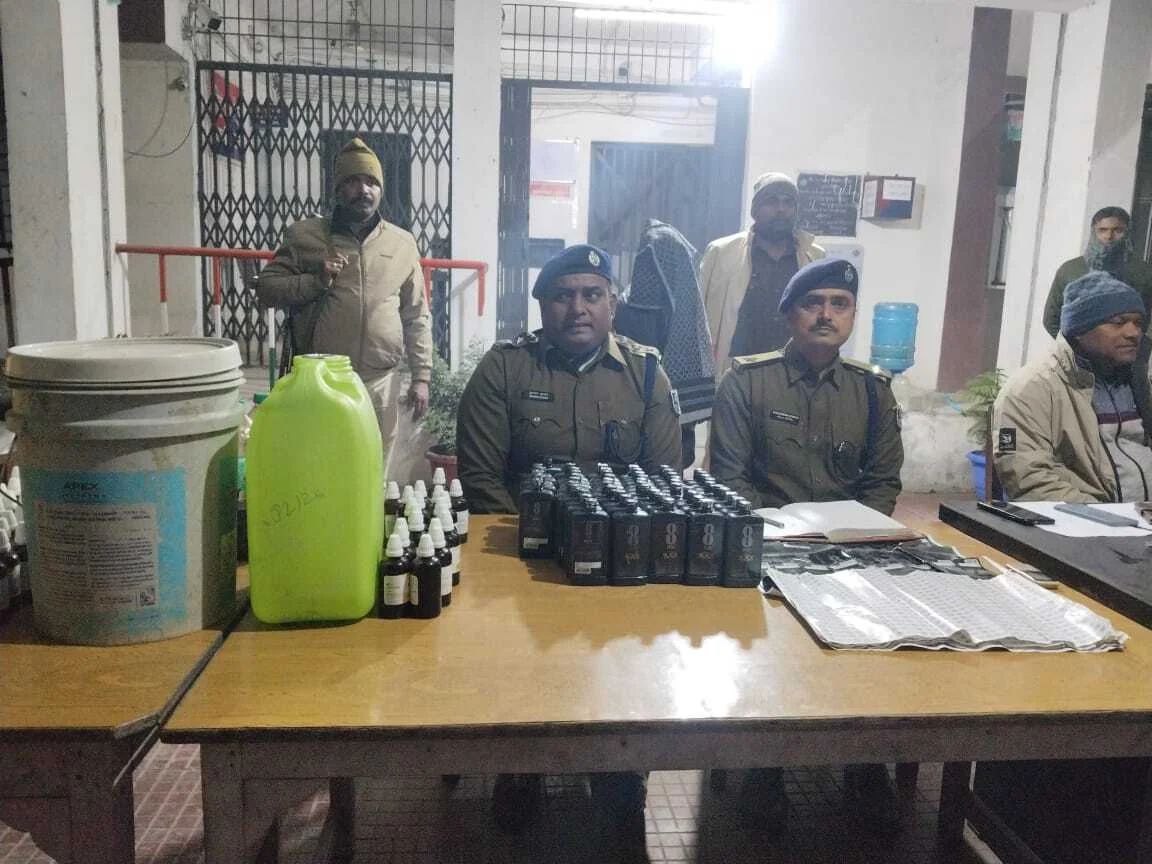 बेगूसराय में नकली शराब फैक्ट्री का भंडाफोड़: होम्योपैथिक दवा और केमिकल से बन रही थी विदेशी शराब, दो गिरफ्तार 8