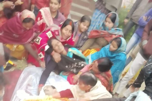अंचल गार्ड का शव गांव पहुंचते ही परीजनों में मचा कोहराम, मुखिया व उपप्रमुख ने परिजनों को बंधाया ढांढस 3