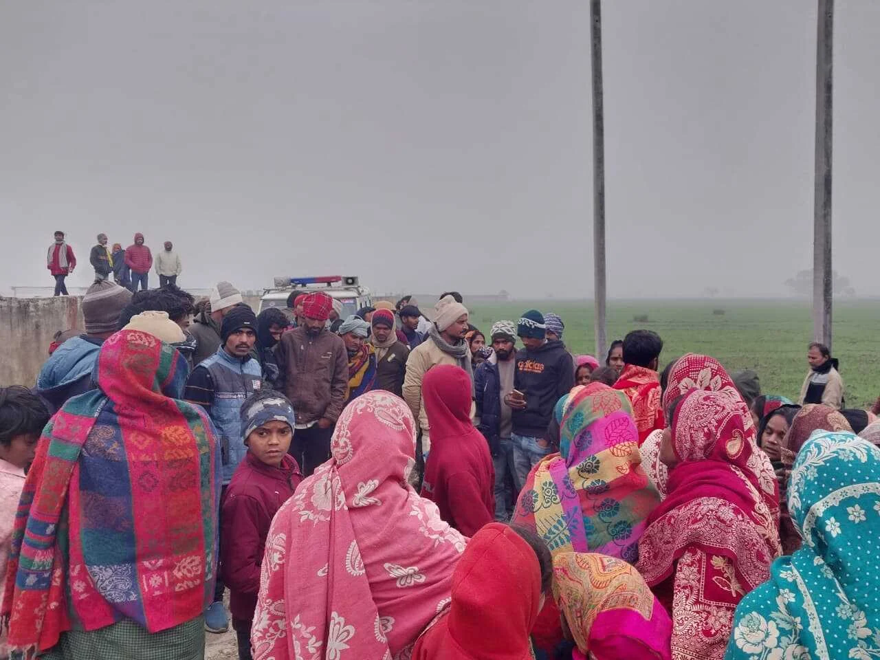 बरौनी: बथौली पंचायत के बहियार में पेड़ से लटका मिला युवक का शव, इलाके में फैली सनसनी 3