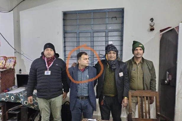 समस्तीपुर: बागमती एक्सप्रेस से फर्जी TTE गिरफ्तार, यात्रियों से कर रहा था अवैध वसूली 1