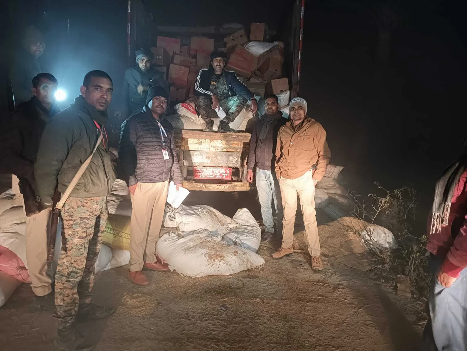 शराबबंदी पर सख्ती: समस्तीपुर उत्पाद पुलिस की बड़ी कामयाबी, ट्रक में लदी 4428 लीटर विदेशी शराब पकड़ी 3