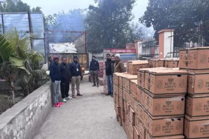 शराबबंदी पर सख्ती: समस्तीपुर उत्पाद पुलिस की बड़ी कामयाबी, ट्रक में लदी 4428 लीटर विदेशी शराब पकड़ी 25