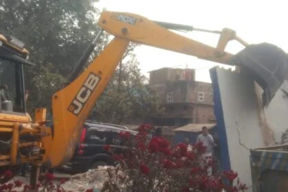 सड़क सुरक्षा को लेकर जिला प्रशासन सख्त, बरौनी में अतिक्रमण पर चला बुलडोजर, हवासपुर चौक तक साफ हुई सड़कें 4