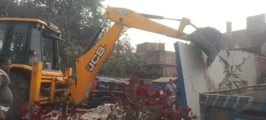 सड़क सुरक्षा को लेकर जिला प्रशासन सख्त, बरौनी में अतिक्रमण पर चला बुलडोजर, हवासपुर चौक तक साफ हुई सड़कें 1