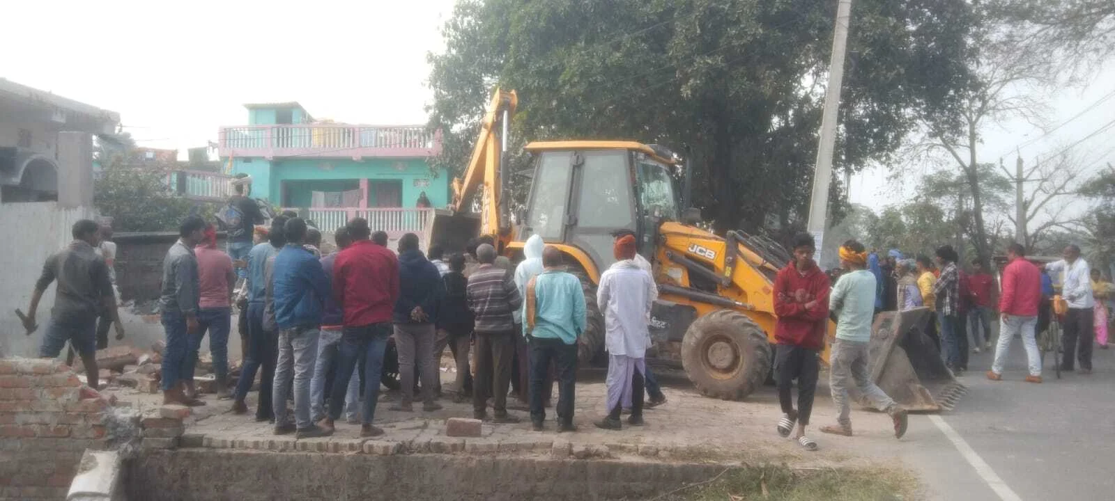 सड़क सुरक्षा को लेकर जिला प्रशासन सख्त, बरौनी में अतिक्रमण पर चला बुलडोजर, हवासपुर चौक तक साफ हुई सड़कें 2