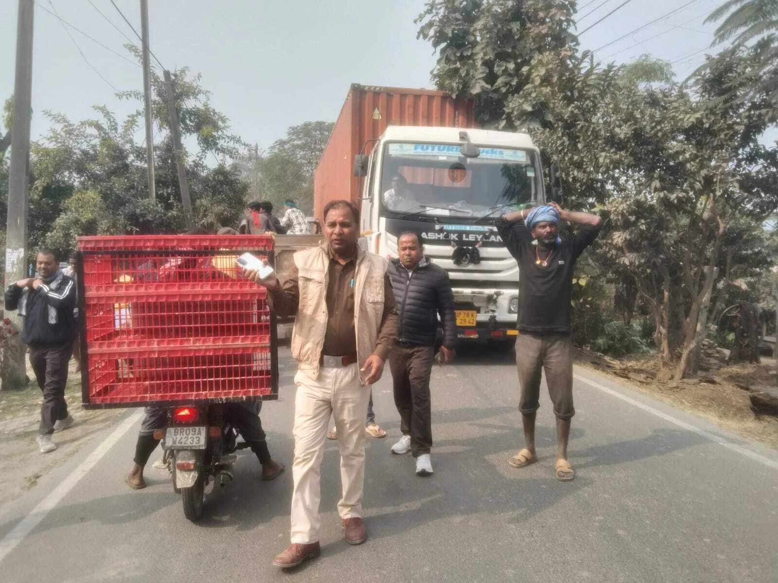 सड़क सुरक्षा को लेकर जिला प्रशासन सख्त, बरौनी में अतिक्रमण पर चला बुलडोजर, हवासपुर चौक तक साफ हुई सड़कें 4