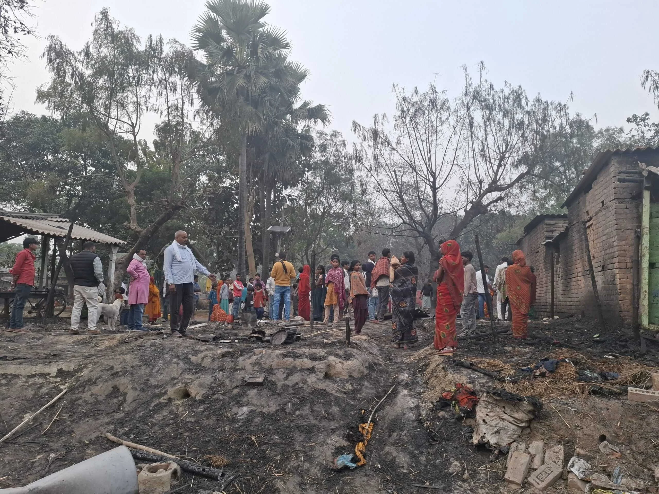 भगवानपुर प्रखंड के जगदीशपुर महादलित टोले में भीषण आग, 24 से अधिक घर जलकर राख, एक बच्चा झुलसा 2