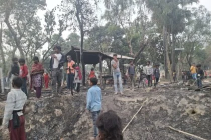 भगवानपुर प्रखंड के जगदीशपुर महादलित टोले में भीषण आग, 24 से अधिक घर जलकर राख, एक बच्चा झुलसा 26