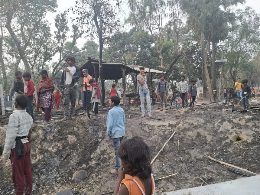 भगवानपुर प्रखंड के जगदीशपुर महादलित टोले में भीषण आग, 24 से अधिक घर जलकर राख, एक बच्चा झुलसा 1