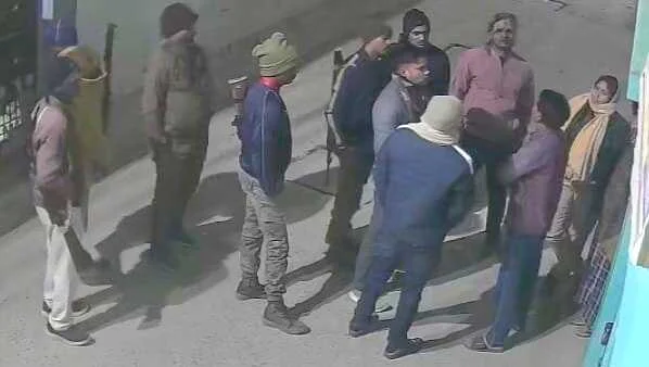 समस्तीपुर: मुख्यमंत्री की 'समृद्धि यात्रा' से पहले पुलिसिया कार्रवाई: रात 1:30 बजे माले नेता के घर की घेराबंदी, परिजनों में आक्रोश 2